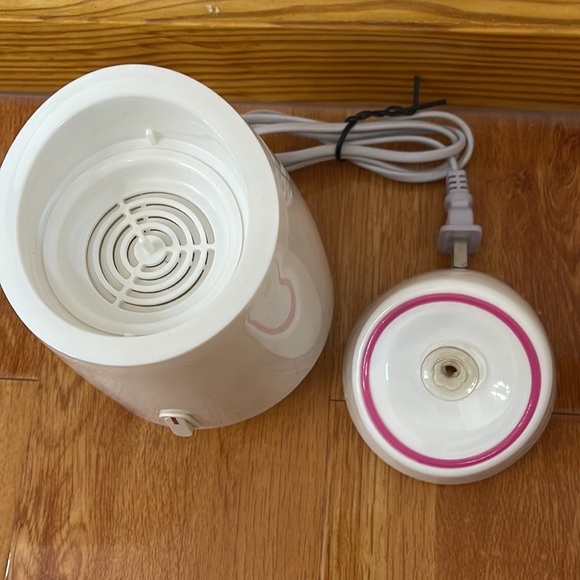 Facial Beauty Steamer w/ Gold Face Massager (Battery Operated) - Picture 4 of 9